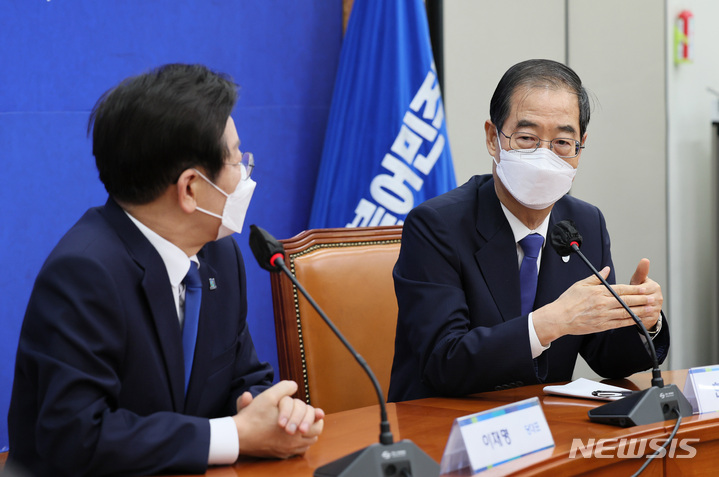 [서울=뉴시스] 고범준 기자 = 이재명 더불어민주당 대표가 1일 서울 여의도 국회에서 한덕수 국무총리를 만나 환담을 나누고 있다. (공동취재사진) 2022.09.01. photo@newsis.com