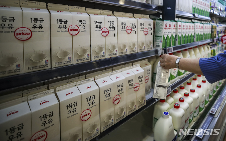 [서울=뉴시스] 정병혁 기자 = 추석 이후 흰우유 가격이 인상될 것으로 전망되는 가운데 1일 오전 서울시내 대형마트를 찾은 한 시민이 장을 보고 있다. 2022.09.01. jhope@newsis.com