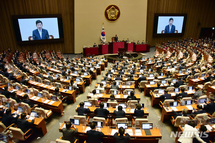 [서울=뉴시스] 고범준 기자 =지난 1일 서울 여의도 국회 본회의장에서 열린 제400회 국회(정기회) 개회식에서 김진표 국회의장이 개회사를 하고 있다. (공동취재사진) 2022.09.09. photo@newsis.com