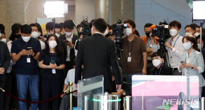 [서울=뉴시스] 전신 기자 = 윤석열 대통령이 2일 서울 용산 대통령실 청사로 출근하며 취재진 질문에 답변하고 있다. 2022.09.02. photo1006@newsis.com