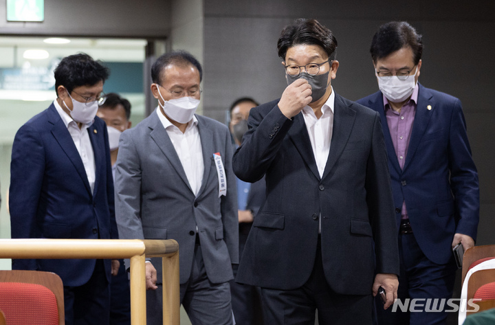 [서울=뉴시스] 김선웅 기자 = 권성동 국민의힘 원내대표가 지난 2일 오전 서울 여의도 국회 의원회관에서 열린 상임전국위원회에 참석하고 있다. (공동취재사진) 2022.09.02. photo@newsis.com