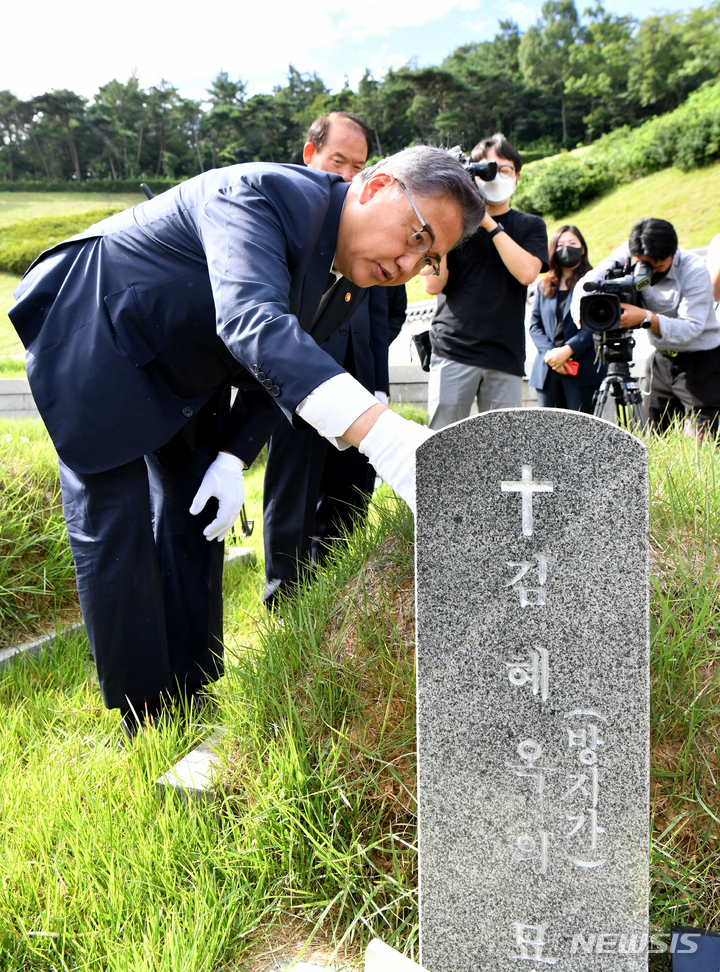 [광주=뉴시스] 변재훈 기자 = 박진 외교부 장관이 2일 오후 광주 북구 국립5·18민주묘지 내 미쓰비시중공업 근로정신대 징용 피해자 고(故) 김혜옥 할머니 묘비를 살피고 있다. 2022.09.02 wisdom21@newsis.com