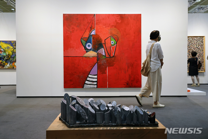 [서울=뉴시스] 박진희 기자 = 하우저앤워스 갤러리는 2일 서울 강남구 코엑스에서 열린 세계적인 아트페어 '프리즈 서울(Frieze Seoul)'에 참여하여 작품을 조지 콘도의 신작 유화 'Red Portrait Composition(2022)'와 루이스 부르주아의 '회색 분수'를 전시 판매하고 있다. 프리즈는 2003년 영국 런던에서 시작된 아트페어로, 스위스 '아트 바젤(Art Basel)'함께 세계 2대 아트페어다. 2022.09.02. pak7130@newsis.com