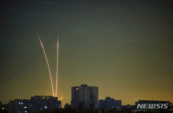 [하르키우=AP/뉴시스] 1일 새벽(현지시간) 러시아 벨고로드 지역에서 우크라이나를 향해 발사되는 로켓이 우크라이나 하르키우에서 목격되고 있다. 2022.09.02.