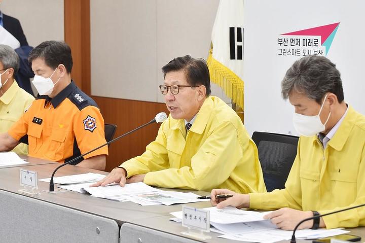 [부산=뉴시스] 부산시는 지난 2일 오전 박형준 부산시장의 주재로 시청 영상회의실에서 제11호 태풍 '힌남노' 대비 상황판단 및 대책 회의를 하고 있다. (사진=부산시 제공) *재판매 및 DB 금지