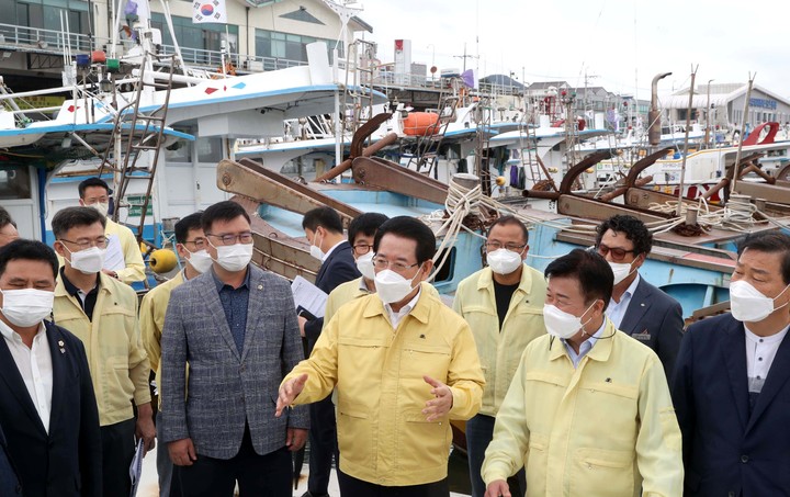 [여수=뉴시스] 이창우 기자=김영록 전남도지사(오른쪽 세 번째)가 3일 제11호 태풍 '힌남노' 북상에 따른 어선대피 사항을 점검하기 위해 여수시 국동항을 방문, 항만을 둘러보며 철저한 사전 예방활동을 강조하고 있다. (사진=전남도 제공) 2022.09.03. photo@newsis.com *재판매 및 DB 금지