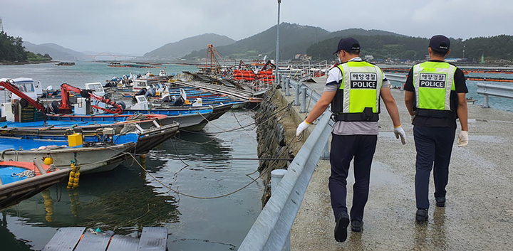 [완도=뉴시스] 전남 완도해경은 태풍이 북상함에 따라 연안안전사고 위험예보제 단계를 '주의보'로 격상하고 해안가 순철을 강화한다고 3일 밝혔다. (사진=완도해양경찰서 제공). photo@newsis.com *재판매 및 DB 금지