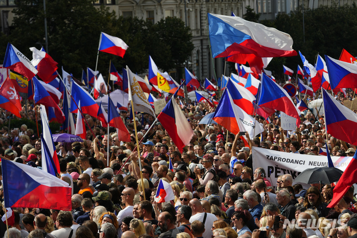 [프라하=AP/뉴시스]수천 명의 시위대가 3일(현지시간) 체코 수도 프라하의 바츨라프 광장에서 정부에 항의하기 위해 모였다. 2022.09.05.