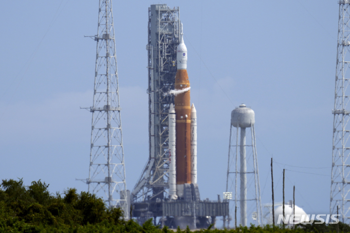 [플로리다(미국)=AP/뉴시스]=지난 3일(현지시간)미 플로리다주 케이프커내버럴 케네디우주센터에서 발사 준비 중이던 우주발사체 '스페이스 론치 시스템(SLS)' 로켓의 모습. 2022.09.25.
