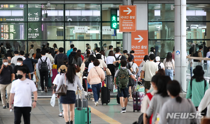 [서귀포=뉴시스] 우장호 기자 = 제11호 태풍 '힌남노'가 북상 중인 4일 오후 제주국제공항 3층 출발장이 태풍을 피해 제주를 떠나려는 관광객들로 북적이고 있다. 기상청에 따르면 태풍은 오는 6일 새벽 제주를 지나 남해안에 상륙할 것으로 전망됐다. 2022.09.04. woo1223@newsis.com