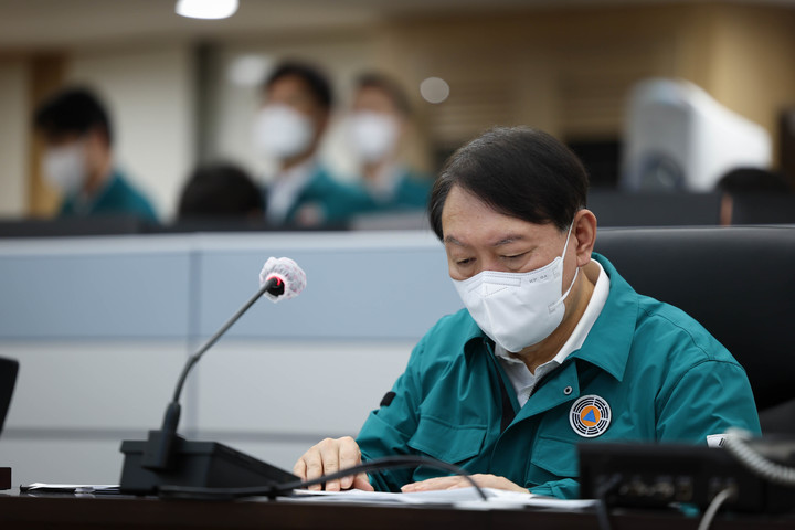 [서울=뉴시스] 윤석열 대통령이 4일 서울 용산 대통령실 국가위기관리센터에서 열린 제11호 태풍 ‘힌남노’ 대비상황 점검회의를 주재하고 있다. (사진=대통령실 제공) 2022.09.04. photo@newsis.com *재판매 및 DB 금지