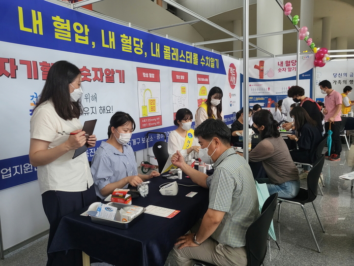 [광주=뉴시스] 5일 광주시청 1층에서 열린 '자기혈관 숫자 알기' 캠페인. (사진 = 광주시 제공) *재판매 및 DB 금지