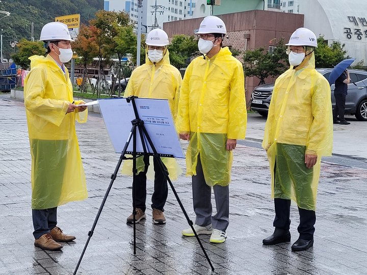 [부산=뉴시스] 박형준 부산시장(오른쪽 두번째)과 정종복 기장군수(오른쪽 첫번째)는 태풍 힌남노를 대비해 5일 오후 대변항을 방문 점검했다. (사진=기장군청 제공) *재판매 및 DB 금지