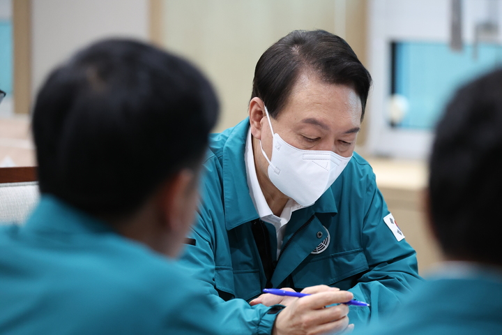 [서울=뉴시스] 윤석열 대통령이 5일 서울 용산 대통령실 청사에서 열린 수석비서관회의를 주재하고 있다. (사진=대통령실 제공) 2022.09.05. photo@newsis.com *재판매 및 DB 금지