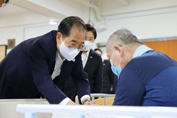 [서울=뉴시스] 김명원 기자 = 한덕수 국무총리가 5일 서울 은평구 서울시립 은평의 마을을 방문해 시설을 둘러보고 있다. (사진=총리실 제공) 2022.09.05. photo@newsis.com *재판매 및 DB 금지