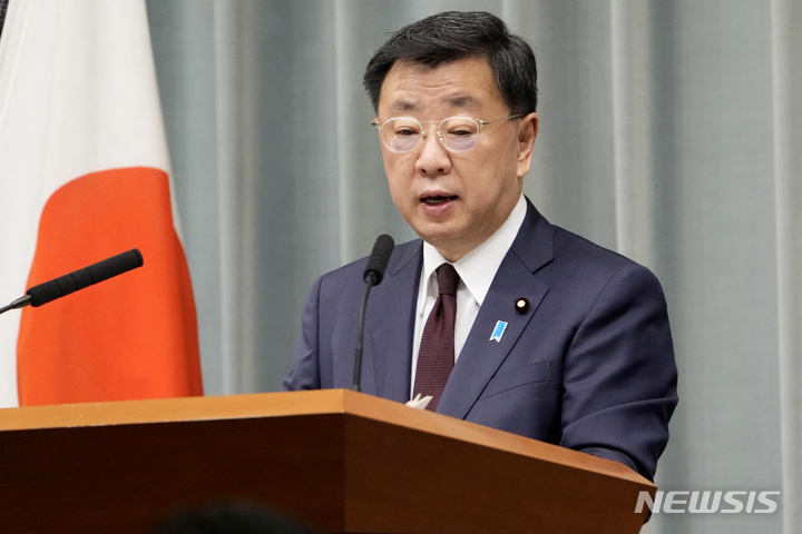[도쿄=AP/뉴시스]지해 9월난 6일 일본 도쿄의 총리 관저에서 마쓰노 히로카즈 관방장관이 정례 기자회견을 가지고 발언하고 있다. 2023.02.29.