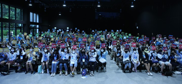 4일 폐 현수막으로 만든 휴대용 방석을 들고 환호하는 '2022 UN청소년환경총회' 참석자들   *재판매 및 DB 금지