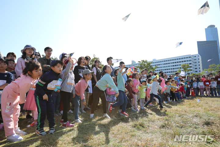 [서울=뉴시스]서울시 한강사업본부는 오는 18일 여의도한강공원 잔디마당에서 '한강 종이비행기 축제'를 연다고 7일 밝혔다. (사진=서울시 제공). 2022.09.07. photo@newsis.com