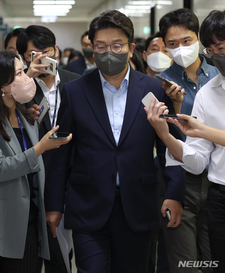 [서울=뉴시스] 김선웅 기자 = 권성동 국민의힘 원내대표가 6일 서울 여의도 국회에서 열린 시·도당 위원장 태풍피해 점검 화상회의에 참석하며 취재진의 질문을 받고 있다. (공동취재사진) 2022.09.06. photo@newsis.com