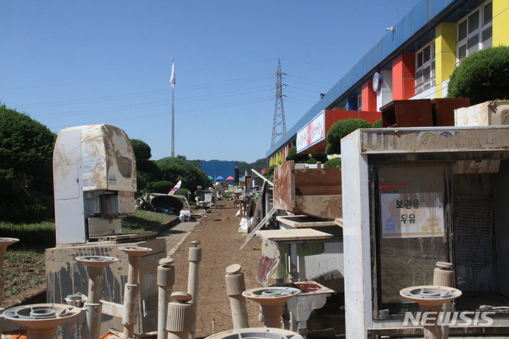 [포항=뉴시스] 이바름 기자 = 7일 오전 경북 포항 남성초등학교 운동장에 책상 등이 널브러져 있다. 전날 태풍 '힌남노'의 영향으로 이 학교가 침수되면서 큰 피해를 입었다. 2022.09.07. right@newsis.com