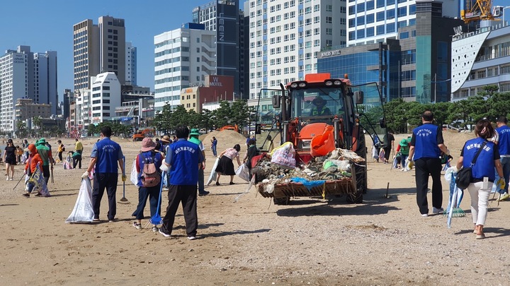 [부산=뉴시스] 7일 오전 수영구청 직원, 자원봉사단체원, 군인 등 400여명이 광안리해수욕장 백사장에 있는 잔해를 수거하고 시설물 복구를 진행하고 있다. (사진=수영구청 제공) 2022.09.07. photo@newsis.com *재판매 및 DB 금지