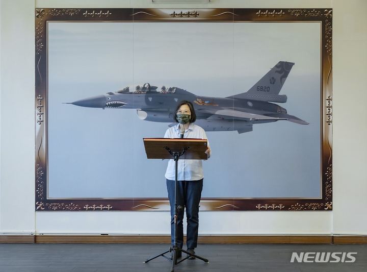 [화롄=AP/뉴시스] 차이잉원(왼쪽) 대만 총통이 지난달 6일 대만 동부 화롄의 공군기지를 방문해 대만 F16 전투기 사진 앞에서 연설하고 있다. 2022.10.07.