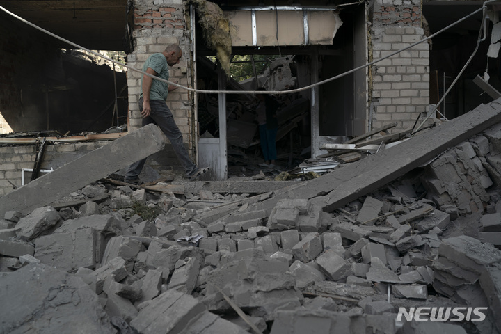[슬로비얀스크=AP/뉴시스] 7일(현지시간) 우크라이나 슬로비얀스크에서 한 남성이 러시아군의 공격으로 심하게 파손된 정신과 병원 건물 잔해 속을 걷고 있다. 2022.09.08.