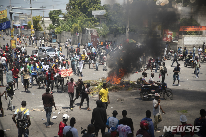 아이티에서 총리퇴진 시위 재개..수천명이 수도 도로 차단 