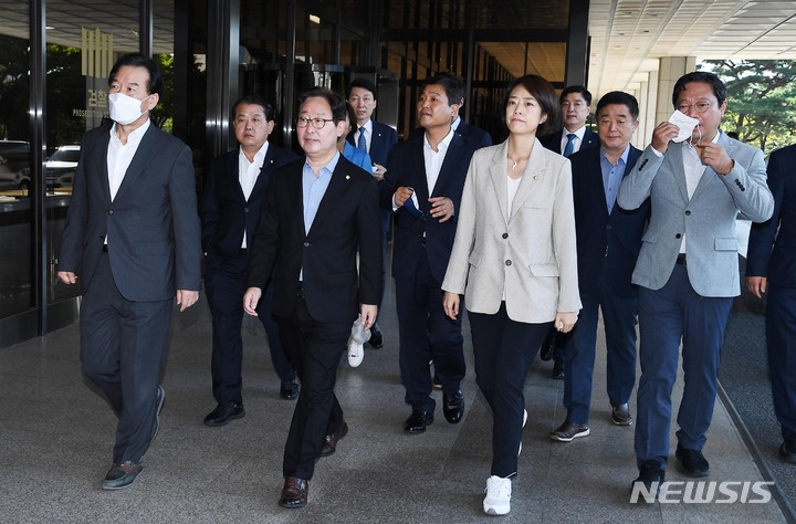 [서울=뉴시스] 국회사진기자단 = 더불어민주당 윤석열 정권 정치탄압대책위원회가 야당 인사 및 전 정부 인사에 대한 정치탄압·부당 편파수사와 김건희 여사에 대한 면죄부성 수사에 대해 항의하기 위해 8일 서울 서초구 서울중앙지방검찰청을 방문했다. 이 자리에는 박범계 정치탄압대책위원장 및 더불어민주당 의원 10여 명이 참석했지만 서울중앙지검장을 만나지는 못했다. 2022.09.08. photo@newsis.com