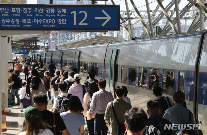 [서울=뉴시스] 김금보 기자 = 추석 연휴를 하루 앞둔지난해 9월8일 오전 서울 중구 서울역 승강장에서 시민들이 귀성길에 오르고 있다. 2022.09.08. kgb@newsis.com