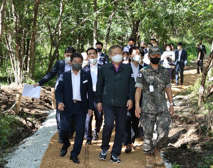 [서울=뉴시스] 직무가 정지된 이상민 행정안전부 장관이 지난해 9월8일 오후 강원도 양구군 ‘비무장지대(DMZ)평화의길’ 중 양구 코스를 찾아 평화의길 조성사업 현장을 둘러보고 있다. 2022.09.08. photo@newsis.com *재판매 및 DB 금지
