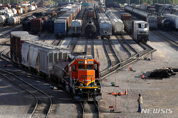 [일리노이=AP/뉴시스]철도회사 BNSF터미널 직원이 지난해 6월15일 미국 일리노이주 갈레스버그에서 출발하기 전 화물 열차를 점검하고 있다. 미 조 바이든 대통령은 오는 18일 전에 화물철도 계약 분쟁에 개입할 중재자 위원회를 지명할 것으로 예상된다. 2022.09.13