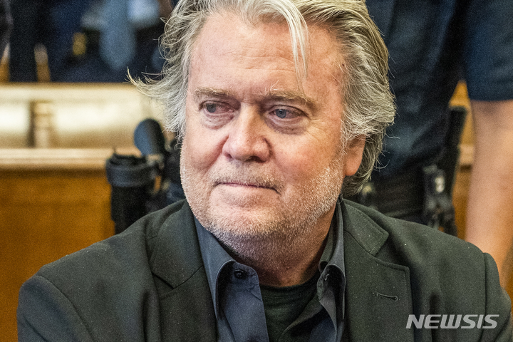 "프란치스코 무너뜨릴 것"…배넌·엡스타인, 교황 공격 메시지 공개