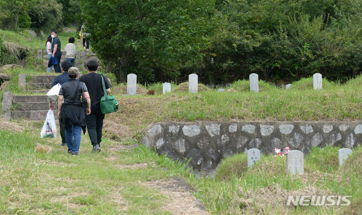 [전주=뉴시스] 김얼 기자 = 지난 9월10일 전북 전주시 전주효자공원묘지 일대가 성묘객들의 행렬이 이어지고 있다. 2022.09.10. pmkeul@newsis.com