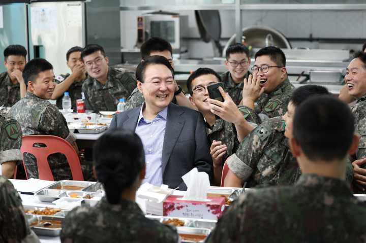 [서울=뉴시스] 윤석열 대통령이 추석인 10일 수도방위사령부 예하 방공중대를 방문해 장병들과 오찬을 가지며 장병 부모님들과 영상통화를 하고 있다. (사진=대통령실 제공)2022.09.10. photo@newsis.com *재판매 및 DB 금지