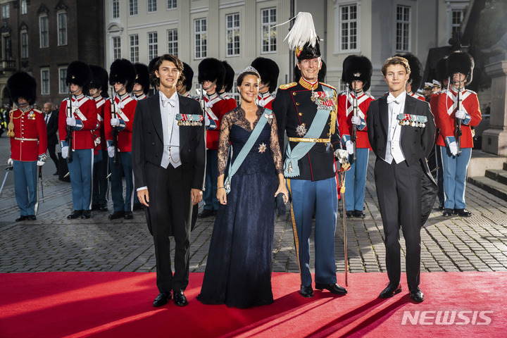 [코펜하겐 =AP/뉴시스] 2022년 9월 10일, 요아킴 왕자, 마리 왕자빈, 니콜라이 백작, 그리고 펠릭스 백작이 덴마크 여왕 마르그레테 2세 즉위 50주년 기념 공연을 위해 덴마크 왕립극장에 도착했다. 2022.09.30.