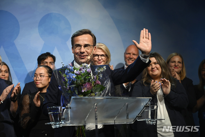 [스톡홀름=AP/뉴시스] 스웨덴 야당 온건당의 울프 크리스테르손 당수가 11일 늦게 총선 개표 상황을 지켜보면서 연설을 하고 있다. 2022.09.12 