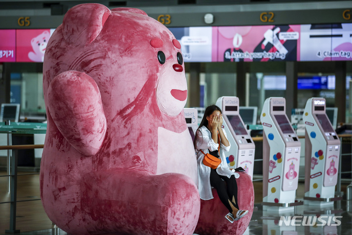 [인천공항=뉴시스] 정병혁 기자 = 추석 연휴 마지막날인 12일 오전 인천국제공항 1터미널 출국장에서 여행객이 사진을 찍고 있다. 2022.09.12. jhope@newsis.com