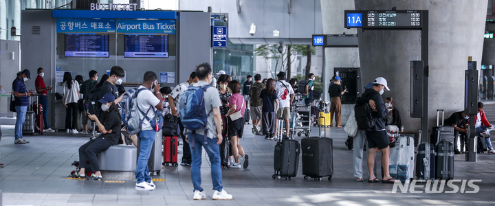 [인천공항=뉴시스] 정병혁 기자 = 추석 연휴 마지막날인 12일 오전 인천국제공항 1터미널 입국장에서 여행객들이 버스를 기다리고 있다. 2022.09.12. jhope@newsis.com