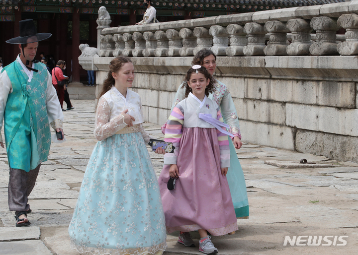 [서울=뉴시스] 김명원 기자 = 서울 종로구 경복궁을 찾은 외국인 관광객들(자료사진). 2022.09.12. kmx1105@newsis.com