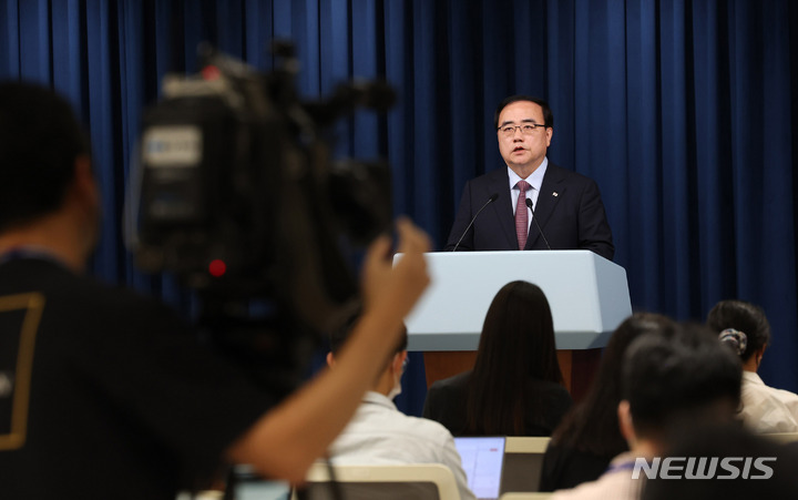 [서울=뉴시스] 전신 기자 = 김성한 국가안보실장이 12일 서울 용산 대통령실 브리핑룸에서 윤석열 대통령 영국, 미국, 캐나다 순방 관련 브리핑을 하고 있다. (대통령실통신사진기자단) 2022.09.12. photo1006@newsis.com