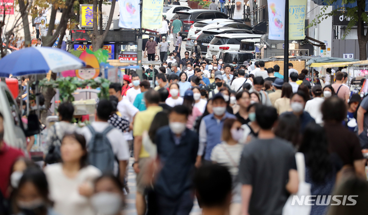 [서울=뉴시스] 서울 중구 명동 거리가 사람들로 북적이고 있다. (사진= 뉴시스 DB) kgb@newsis.com