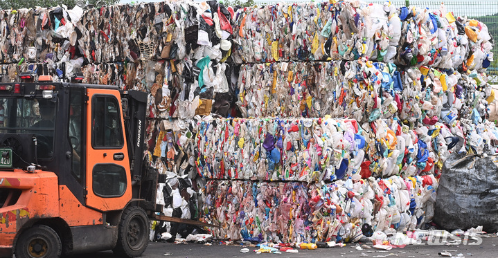 [용인=뉴시스] 경기 용인시 재활용센터에 플라스틱 폐기물이 쌓여 있다. (사진=뉴시스 DB). photo@newsis.com