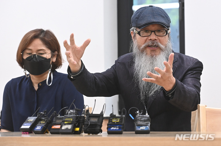 [성남=뉴시스] 김종택기자 = 공군 성폭력 피해자 고 이예람 중사 유가족이 13일 오후 경기도 성남시 국군수도병원에서 특별검사 수사팀의 수사 결과 발표에 대한 입장을 밝히고 있다. 2022.09.13. jtk@newsis.com