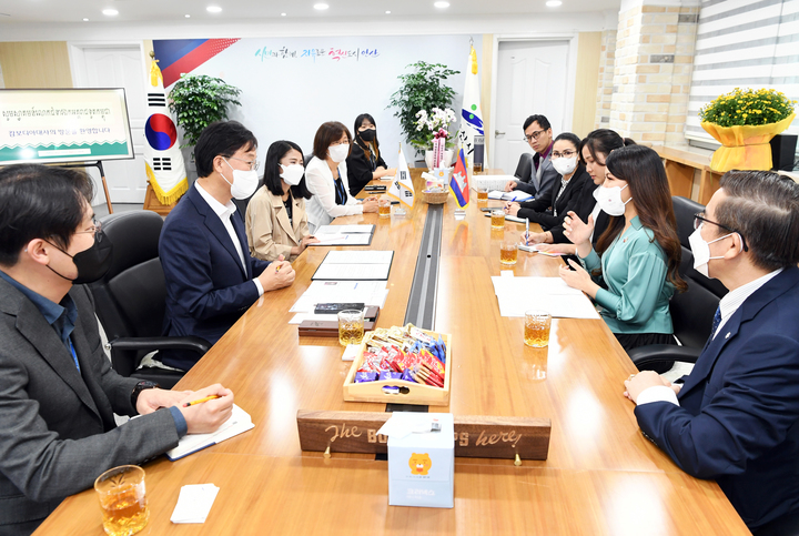 [안산=뉴시스] 이민근 경기 안산시장이 주한 캄보디아대사를 접견하고 있다. (사진=안산시 제공) 2022.09.14. photo@newsis.com *재판매 및 DB 금지