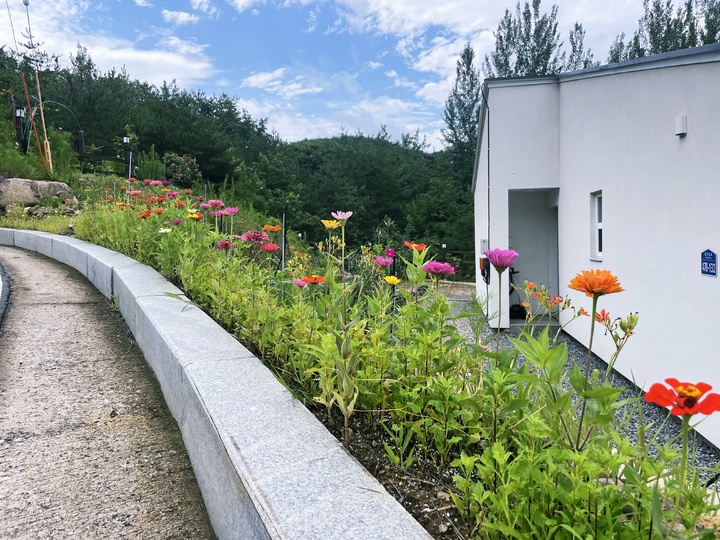 [산청=뉴시스]극단 큰들 산청마당극마을 꽃동네. *재판매 및 DB 금지