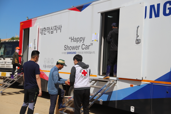 [포항=뉴시스] 이바름 기자 = 태풍 '힌남노' 피해를 입은 포항시 남구 제철동 이재민이 대한적십자사 경북지사에서 마련한 사워차량을 이용하는 모습.(사진=대한적십자사 경북지사 제공) 2022.09.14. photo@newsis.com *재판매 및 DB 금지