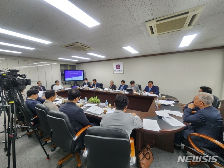 [서울=뉴시스] 한국기독교공공정책협의회가 14일 서울 종로구 한국기독교회관 9층 한국교회총연합 회의실에서 '정부의 종교정책과 불교계의 종교편향 주장'을 주제로 비공개 간담회를 열었다. (사진=한국기독교공공정책협의 제공) 2022.09.14. photo@newsis.com *재판매 및 DB 금지