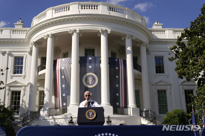 [앤드류 하르니크=AP/뉴시스] 조 바이든 대통령이 13일(현지시간) 워싱턴 백악관 사우스 론에서 2022 인플레이션 감축법 자축 연설을 하고 있다. 2022.09.14. 