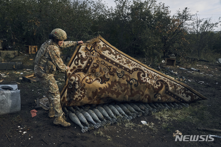 [이지움=AP/뉴시스] 미국 의회조사국(CRS)이 러시아가 북한과 밀착해 군수품 부족을 일면 해결했지만, 여전히 물자가 부족하다고 평가했다. 사진은 2022년 9월13일(현지시간) 우크라이나 하르키우주 이지움에서 한 우크라이나 병사가 러시아군이 포탄을 덮어놓았던 담요를 들치는 모습. 2024.03.11.